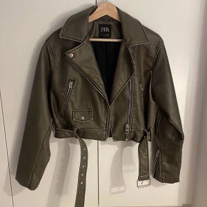 Skinnjacka från Zara - Fejkskinnjacka från Zara i storlek S. Sparsamt använd och är nästan som ny. Kan mötas upp i Stockholm annars står köparen för frakten ☺️