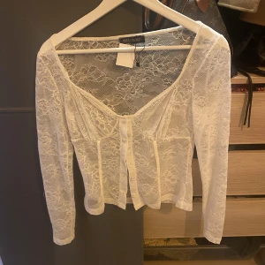 Vit spets topp - Säljer denna snygga spets topp! Säljer då den tyvärr inte passa mig! 