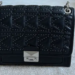 Säljer en superfin väska från Karl Lagerfeld. Modell: K Quilted studs shoulder bag black nickel. Väskan är köpt december 2020. Försiktigt använd så är i mycket fint skick. Nypris 4995kr. Mitt pris 3200kr