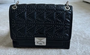 Väska Karl Lagerfeld - Säljer en superfin väska från Karl Lagerfeld. Modell: K Quilted studs shoulder bag black nickel. Väskan är köpt december 2020. Försiktigt använd så är i mycket fint skick. Nypris 4995kr. Mitt pris 3200kr