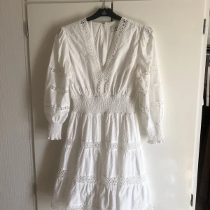 By Malina klänning - Jättefin klänning, köpt här på Plick men passade inte. Endast använd ett fåtal gånger enligt förra säljaren. Nypris 2599, storlek xs. Jag betalade 1100kr säljer den därför vidare för 1000 kr. 😀