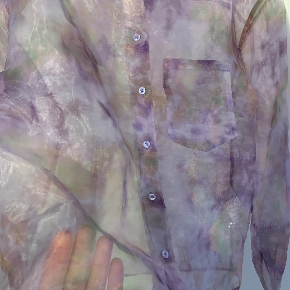 Jättevacker multimönstrad luftig transparent skjorta i strl 40. Perfekt till fest eller festival✨ Hel och ren utan skavanker!!. Skjortor.