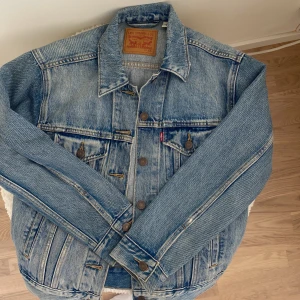 Levis jeansjacka  - Jeansjacka från Levis . Storlek xs. Knappt använd 