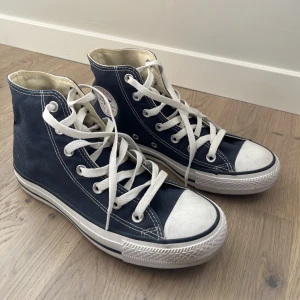 Blåa Converse - Nästan helt nya, i bra skick. 