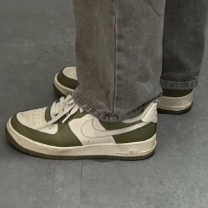 Skor - Egendesignade Nike air force som jag gjort på deras hemsida. Krämvita och sage green. Supersnygga och sparsamt använda🥰🥰 Ordinarie pris 1339 kr. Fraktar endast