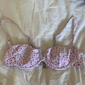 Bikiniöverdel  - Jättegullig bygel-bikiniöverdel som jag tyvärr säljer pga att den är för liten för mig! Aldrig använd💗 