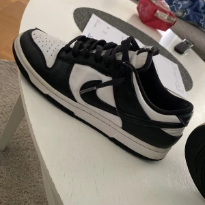 Nike Dunk low Panda - Nike dunk low Panda Storlek:41 Köpte här på Plick av Sim.on, har ingen kartong kvar, Kolla hans profil om ni vill. Nypris: 2500kr+ Mitt pris: 599kr Cond:7,5/10 Lite creas (bild 2) Små hål vid hälen (Bild 3) Hör av er vid frågor🙌🏼 Går att buda💸