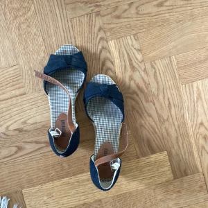 kilklackssko - ganska använd kilklacksko:) ca 5.5cm kilklack!