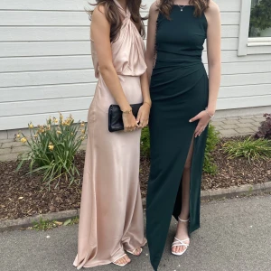 Rosa balklänning - Använd en gång till balen. Ingen fläck eller så. Från asos. Originalpris 1500.