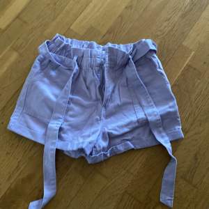 Lila shorts i storlek L men kan passa m också har inte använt eftersom jag inte gillar färgen 