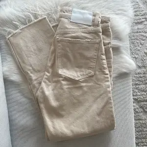 Jeans från Zara i en beige färg, mid waist