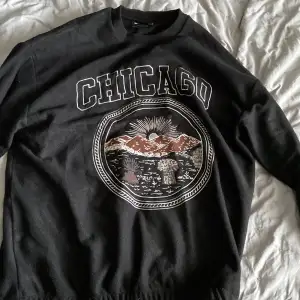 Jätte skön tröja från ASOS med ett Chicago tryck. Pris kan diskuteras  Köparen står för frakten