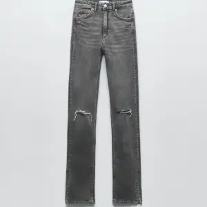 Ett par fina zara jeans med slits där nere är 160 så längden passar mig då jag har kortat ner dom i längde lite💞storlek 36