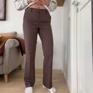 Kostymbyxor från Bikbok i modellen ”Vilma”, så fin brun färg 😍, nyskick