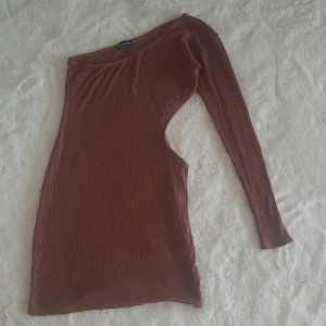 Mängd av plagg säljes till bra pris  - Kläning brun stl 40 50kr. Linne stl L vit.byxa stl L 50kr.