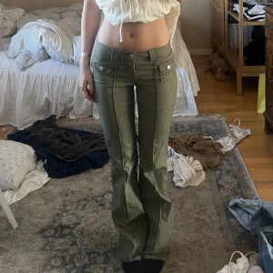 Lågmidjade jeans - Populära militärgröna lågmidjade jeans från h&m! Storleken 34