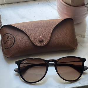 ray-ban solgalsögon - Helt oanvända, nypris är 1,5 tusen