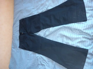 Jeans - Snygga jeans med knappt synbara ränder och skönt tyg! Strl L men skulle passa strl M också. 