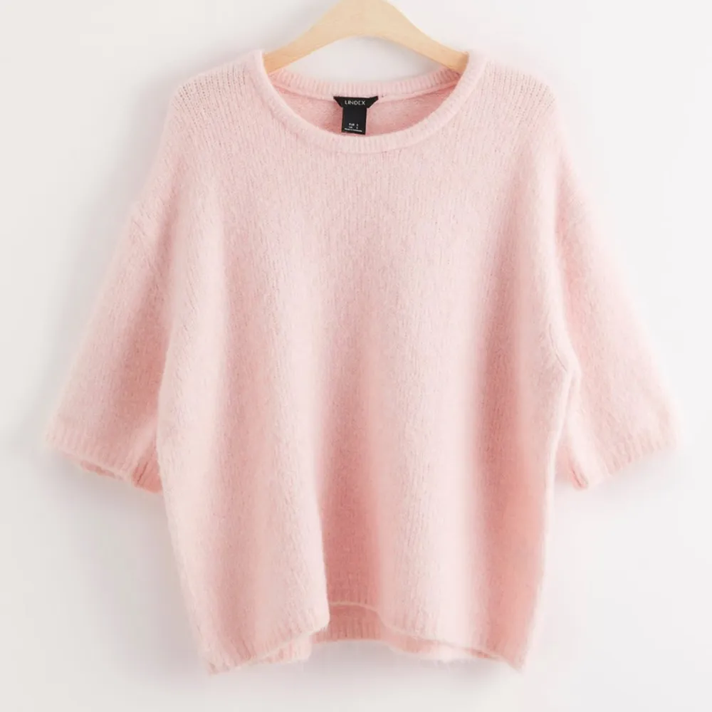 Fin rosa kortärmad tröja från Lindex💓. Använt sparsamt och bra skick. Strl: XS men stor i storleken så passar S. Ordinariepris: 500kr. Stickat.