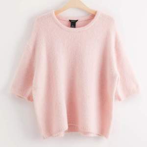 Fin rosa kortärmad tröja från Lindex💓. Använt sparsamt och bra skick. Strl: XS men stor i storleken så passar S. Ordinariepris: 500kr ‼️direktpris: 400kr‼️