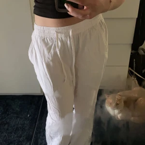 Linnebyxor  - Linnebyxor i storlek S från lager 157 som är helt slutsålda både på hemsidan och i butik. Jag är 163cm lång och byxorna är uppsydda så skulle passa någon runt där! Använda en gång, säljer pga har andra!