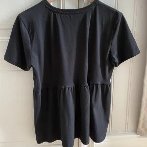 svart volangtopp  - säljer denna jättefina svarta volangtopp från lager 157! endast använd en gång och i jättefint skick 💘💘 storlek 160 men sitter som en XS/S