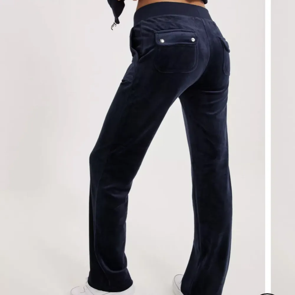 Säljer mina mörkblåa juicy byxor pga att dom inte kommer till användning, kp för andra bilder 💕( pris kan diskuteras ). Jeans & Byxor.