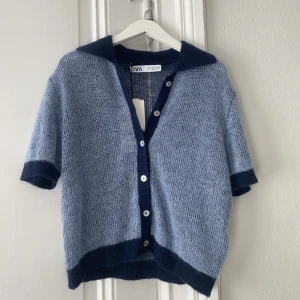 Zara topp - Säljer denna jättefina topp från zara. Den är helt oanvänd med lappen kvar. Den är i storlek s men passar även m.