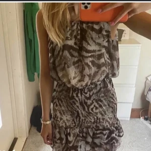 Zara klänning - Säljer denna jättefina zebra mönstrade klänning från zara som inte går att köpa längre. Köpt för 599 därav säljer jag för 300. Stl M 