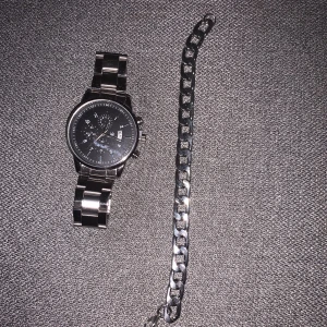 Silver klocka + silver armband  - Hej jag säljer min nya silver klocka eftersom den är för stor för min handled( jag slänger även in ett par silver armband)priset kan även diskuteras vid snabb köp och vid fler frågor är det bara att höra av dig.  Tack!