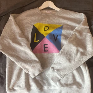 Rodebjer love sweatshirt - Robebjer sweatshirt som jag tyvärr kommer sälja, väldigt snygg,nypris 1500. säljer bara för jag behöver pengar… Den sitter ganska oversized på mig som är 166