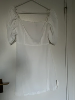 Studentklänning / vit klänning  - Testat 1 gång 
