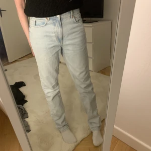 Jeans - Snygga blåa straight jeans från ginatricot💕