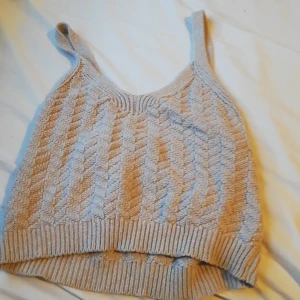 Stickad väst - En stickad väst lite beige grå aktig från Zara tror jag. Står ingen prislapp men jag tror att det är Zara iaf. 