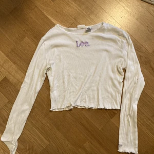 Långärmad tröja - Ribbad tröja från Lee x HM. Gullig kant på ärmarna och vid midjan. Sällan använd💕 storlek S