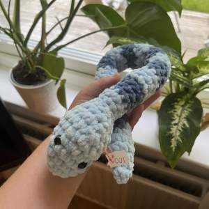 Handvirkad orm med mönster från Sin toys. Hund finns i huset
