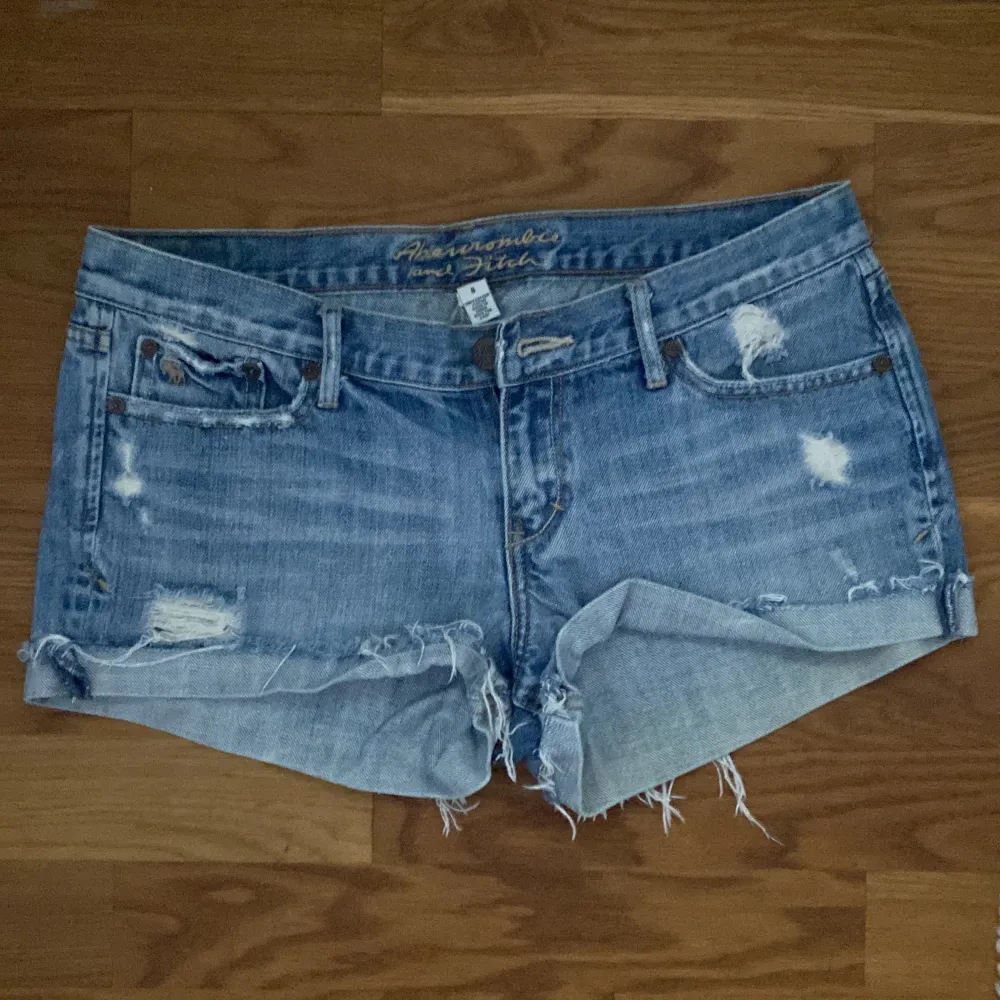 Lågmidjade jeans shorts från abercromie and fitch, väldigt bra skick utan några skador i storlek 8 US som ungefär S-M. Midja/ höftmått 86 cm.. Shorts.