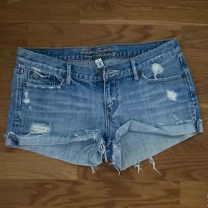 Lågmidjade jeans shorts från abercromie and fitch, väldigt bra skick utan några skador i storlek 8 US som ungefär S-M. Midja/ höftmått 86 cm.