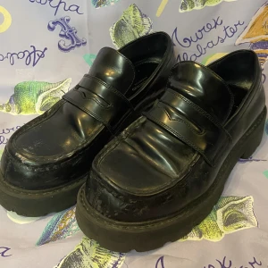 Vagabond loafers  - Så snygga vagabond loafers i storlek 39. Lite slitna på ytan, se bild tre. Sulorna är i bra begagnat skick och insidan hel och fin. 