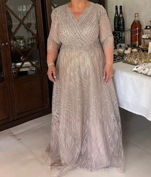 Vacker klänning  - Hej!  Säljer en vacker festklänning som endast är använd en gång och är tvättad. Perfekt för bal eller bröllop. Storlek 46/48.  Ordinariepris 7000kr, säljs för 4000kr