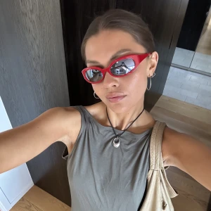 Röda shevoke-solglasögon  - Nypris: 1300 kr Använda ett fåtal gånger. Perfekt skick. 