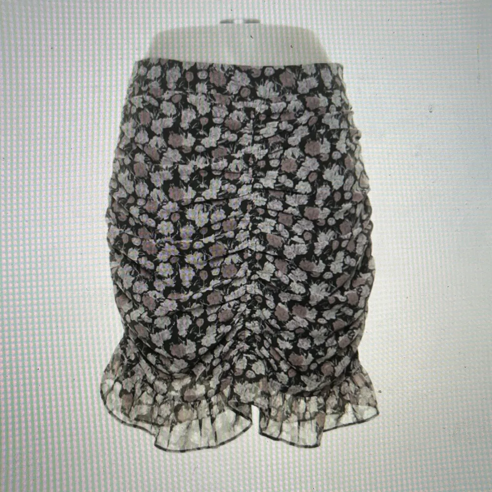 Jättefin kjol från NA-KD i storlek small. Använt några fåtal gånger! Sitter jättesnyggt. Kan även mötas upp i Stockholm . Kjolar.