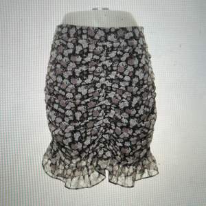 Jättefin kjol från NA-KD i storlek small. Använt några fåtal gånger! Sitter jättesnyggt. Kan även mötas upp i Stockholm 