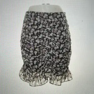 Jättefin kjol från NA-KD i storlek small. Använt några fåtal gånger! Sitter jättesnyggt. Kan även mötas upp i Stockholm 