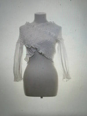 Vit blus från Zara i storlek M - Jättesnygg blus från zara i storlek M! Aldrig använd. Finns även möjlighet att mötas upp i Stockholm 