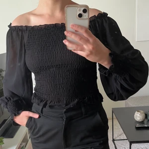 Svart blus - Svart fin topp köpt på Nelly. Fint skick! Storlek S.