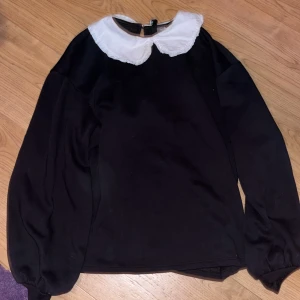 Svart tröja  - Stor svart tröja med vit krage. Var kvalite.