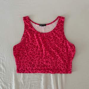 Ett jätte gullig rosa Leopard linne. Använts 1-2 gånger. Inga defekter. Skriv om ni har några frågor🩷