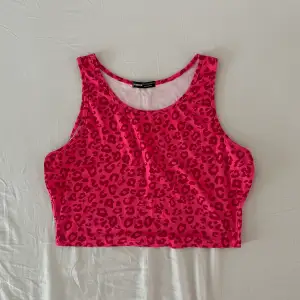 Ett jätte gullig rosa Leopard linne. Använts 1-2 gånger. Inga defekter. Skriv om ni har några frågor🩷