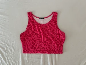 Rosa topp - Ett jätte gullig rosa Leopard linne. Använts 1-2 gånger. Inga defekter. Skriv om ni har några frågor🩷